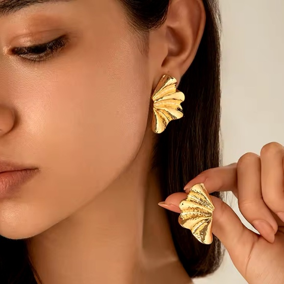Esme - Gold Maple Leaf Stud Earrings Trend 2024-2025 - Picture 1 of 9
